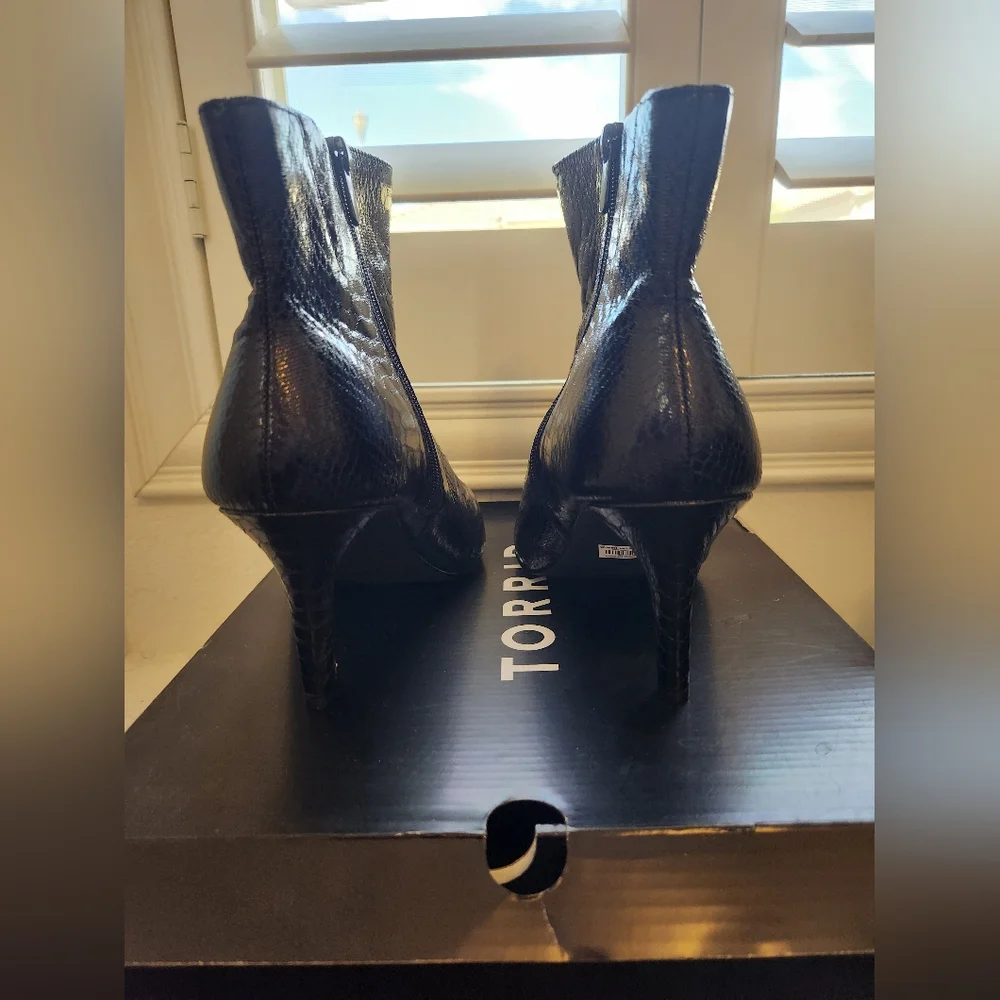 Torrid Black Faux Leather Snake Print Side Zip Pointed Toe Booties Size 9.5 WW - Picture 12 of 16